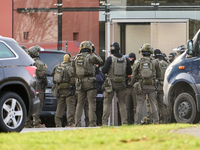 Einsatzkräfte entdeckten den mutmaßlichen Täter schwer verletzt. - Foto: Sascha Ditscher/dpa