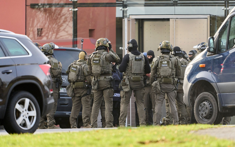 Einsatzkräfte entdeckten den mutmaßlichen Täter schwer verletzt. - Foto: Sascha Ditscher/dpa