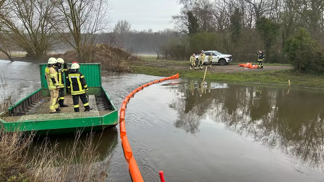 FF Goch: Verunreinigung der Niers: Feuerwehr bringt Ölsperren aus - Bild: presseportal.de