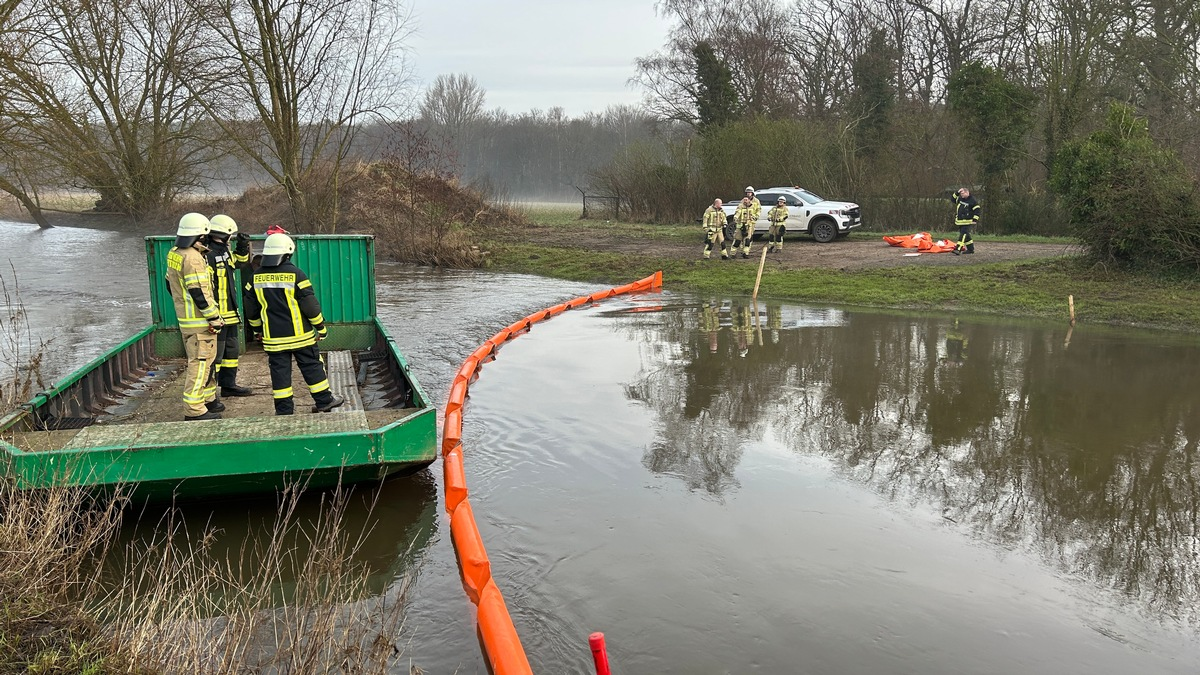 FF Goch: Verunreinigung der Niers: Feuerwehr bringt Ölsperren aus - Foto: presseportal.de