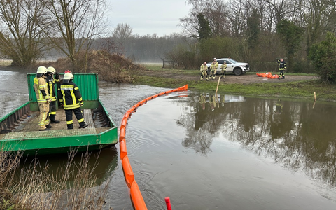 FF Goch: Verunreinigung der Niers: Feuerwehr bringt Ölsperren aus - Foto: presseportal.de