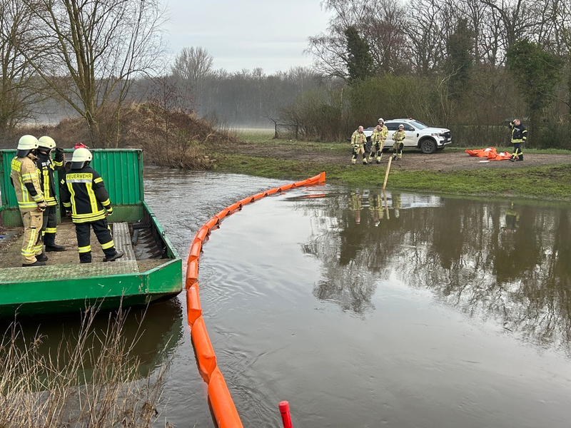 FF Goch: Verunreinigung der Niers: Feuerwehr bringt Ölsperren aus - Foto: presseportal.de