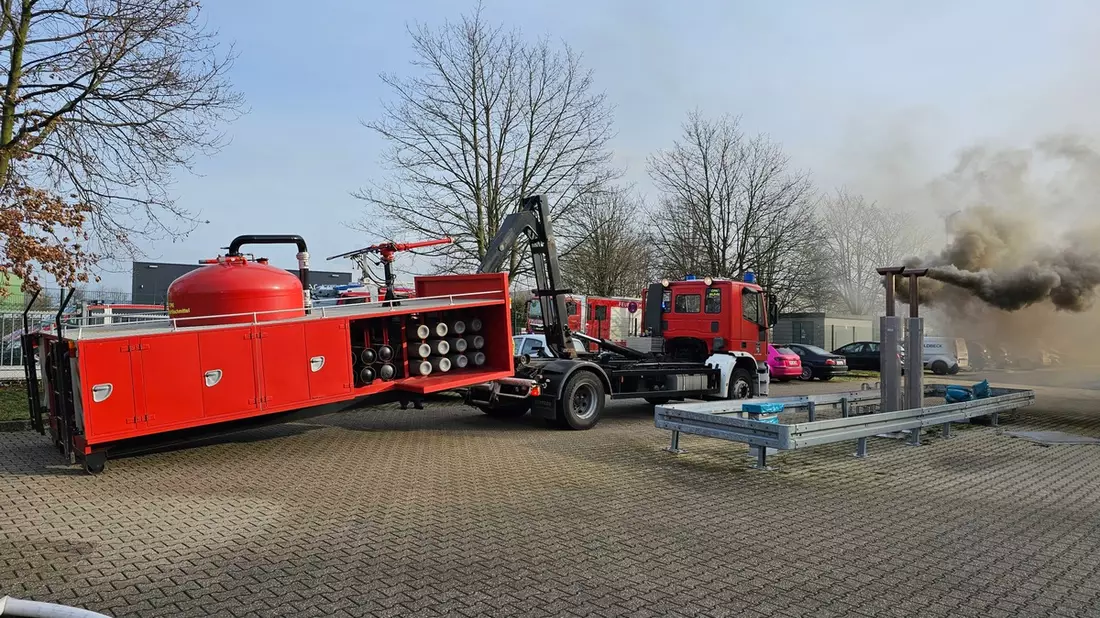 FW Bergheim: Mehrere Einsätze beschäftigen Feuerwehr in Bergheim Kind in Klettergerüst eingeklemmt - Rauch in Gewerbebetrieb - Verkehrsunfall mit verletzter Person - Bild: presseportal.de