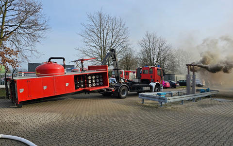 FW Bergheim: Mehrere Einsätze beschäftigen Feuerwehr in Bergheim Kind in Klettergerüst eingeklemmt - Rauch in Gewerbebetrieb - Verkehrsunfall mit verletzter Person - Foto: presseportal.de