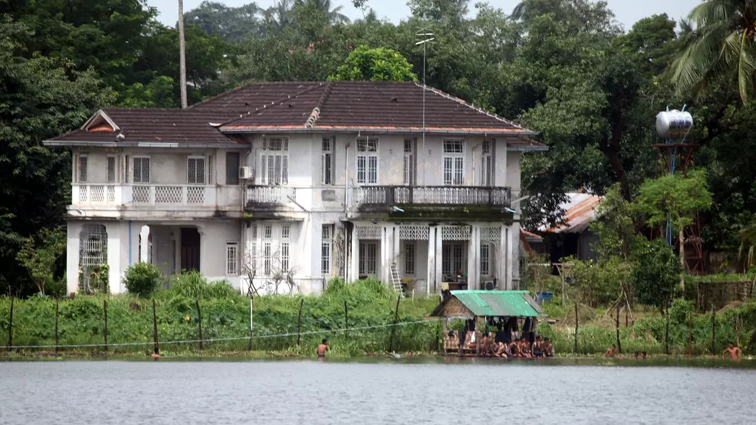 Die Mutter von Aung San Suu Kyi hatte die Villa nach der Ermordung des Vaters, General Aung San, 1947 von Birmas damaliger Regierung erhalten. - Bild: Nyein Chan Naing/epa/dpa