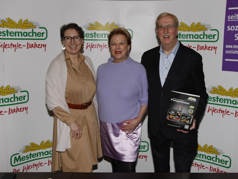 Kostenfreies Bildmaterial Pressekonferenz Mestemacher-Gruppe / Großbäckerei-Gruppe Mestemacher erzielt mit hygienisch verpackten Broten, Tiefkühlkuchen und Knäckebroten 2023 Rekord-Umsatz - Foto: presseportal.de