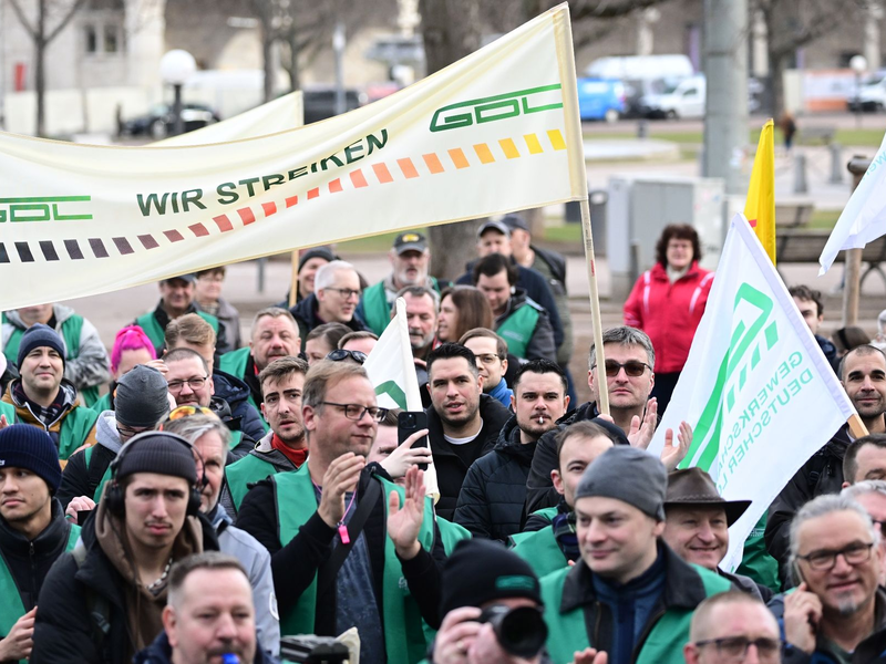 Eine GDL-Kundgebung auf dem Schloßplatz in Stuttgart. - Foto: Bernd Weißbrod/dpa