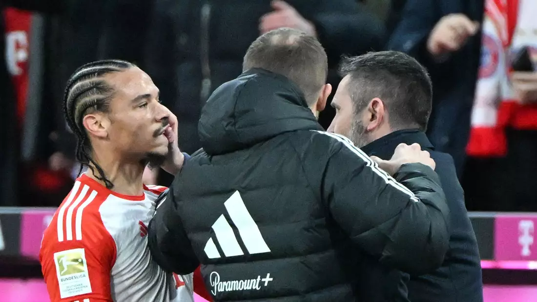 Unions Trainer Nenad Bjelica (r) attackierte Bayern-Star Leroy Sané (l). - Bild: Matthias Koch/dpa