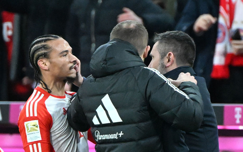 Unions Trainer Nenad Bjelica (r) attackierte Bayern-Star Leroy Sané (l). - Foto: Matthias Koch/dpa