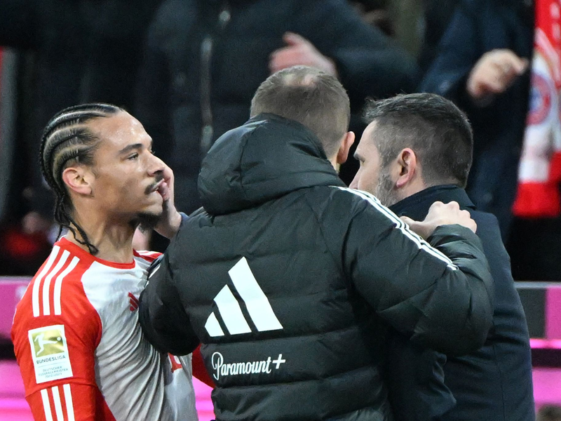 Unions Trainer Nenad Bjelica (r) attackierte Bayern-Star Leroy Sané (l). - Foto: Matthias Koch/dpa