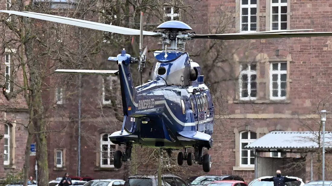 Bei der Razzia gegen die Reichsbürger-Szene war die Polizei auch mit einem Hubschrauber im Einsatz (Archivbild). - Bild: Uli Deck/dpa