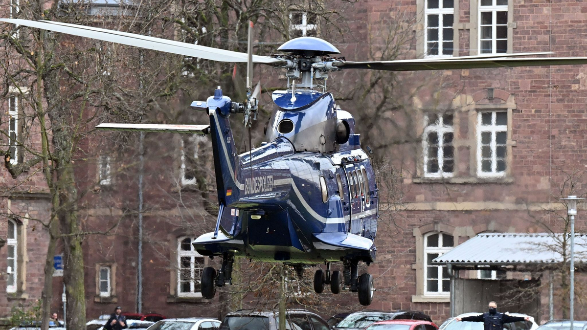 Bei der Razzia gegen die Reichsbürger-Szene war die Polizei auch mit einem Hubschrauber im Einsatz (Archivbild). - Foto: Uli Deck/dpa