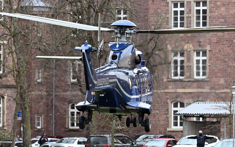 Bei der Razzia gegen die Reichsbürger-Szene war die Polizei auch mit einem Hubschrauber im Einsatz (Archivbild). - Foto: Uli Deck/dpa