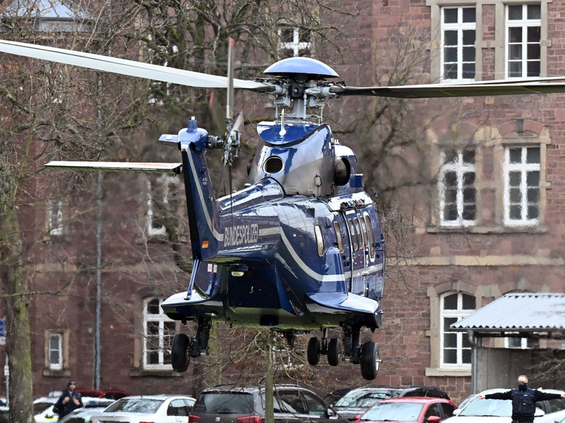 Bei der Razzia gegen die Reichsbürger-Szene war die Polizei auch mit einem Hubschrauber im Einsatz (Archivbild). - Foto: Uli Deck/dpa