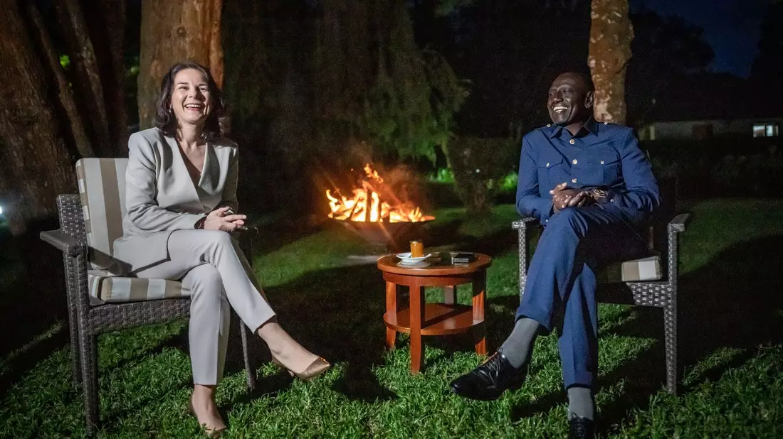 Außenministerin Annalena Baerbock wurde von Kenias Präsident William Ruto in einem seiner Landsitze empfangen. - Bild: Michael Kappeler/dpa