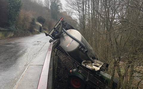 POL-PDWIL: Traktor mit Güllefass stürzt in die Tiefe - Foto: presseportal.de