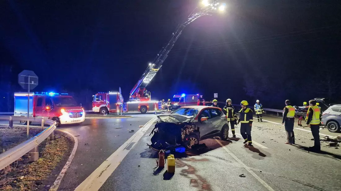FW VG Westerburg: ECall Fahrzeug-Notrufsystem meldet Unfall - Drei Personen bei Zusammenstoß auf der L-288 bei Westerburg verletzt - Bild: presseportal.de