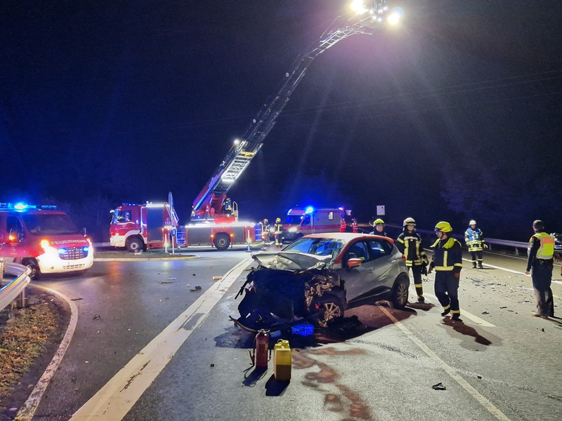 FW VG Westerburg: ECall Fahrzeug-Notrufsystem meldet Unfall - Drei Personen bei Zusammenstoß auf der L-288 bei Westerburg verletzt - Foto: presseportal.de
