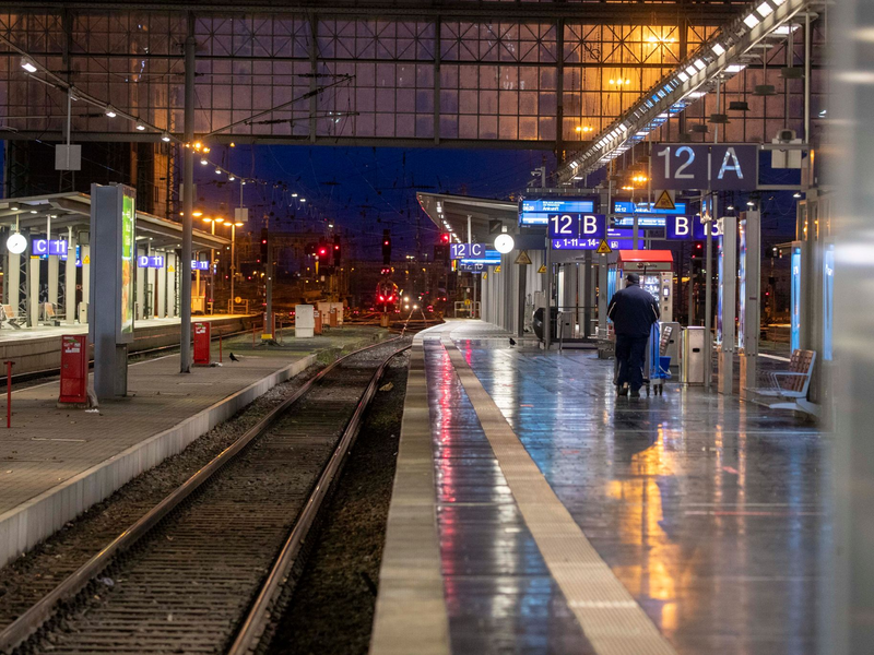 Auf Deutschlands Schienen herrscht über das Wochenende Stillstand. - Foto: Helmut Fricke/dpa