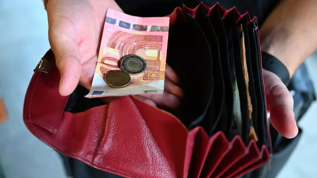 Laut einer Umfrage zahlen viele Deutsche im Urlaub vorzugsweise mit Bargeld. - Bild: Felix Hörhager/dpa