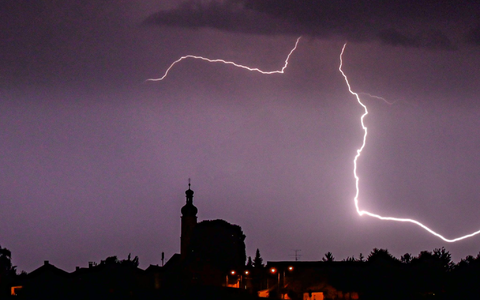 Die Messstellen registrierten 2023 bundesweit 316.000 Blitze, die den Boden trafen. - Foto: Armin Weigel/dpa
