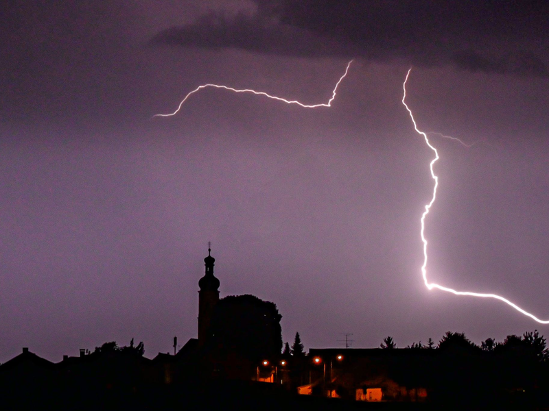 Die Messstellen registrierten 2023 bundesweit 316.000 Blitze, die den Boden trafen. - Foto: Armin Weigel/dpa