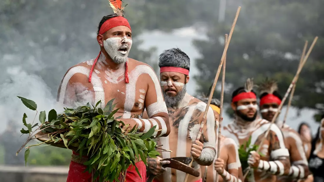 Vielerorts feiern Indigene ihre Kultur mit Tänzen und Gesängen. - Bild: Dan Himbrechts/AAP/dpa
