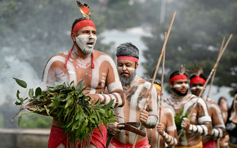 Vielerorts feiern Indigene ihre Kultur mit Tänzen und Gesängen. - Foto: Dan Himbrechts/AAP/dpa
