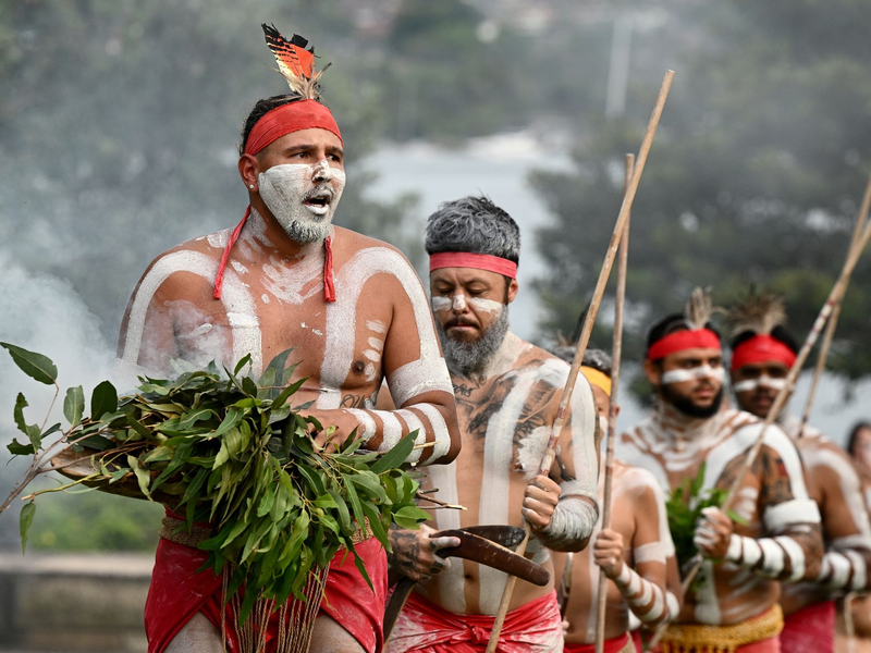 Vielerorts feiern Indigene ihre Kultur mit Tänzen und Gesängen. - Foto: Dan Himbrechts/AAP/dpa