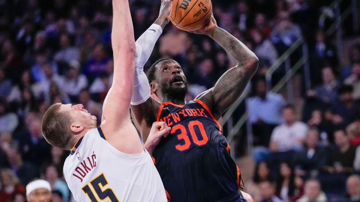 New York Knicks-Forward Julius Randle (30) zieht zum Korb gegen Denver Nuggets-Center Nikola Jokic (15). - Foto: Mary Altaffer/AP
