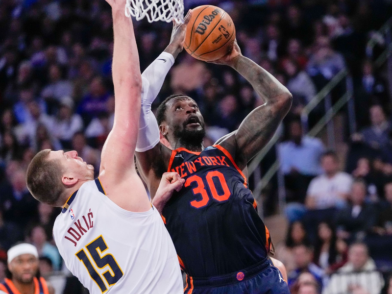 New York Knicks-Forward Julius Randle (30) zieht zum Korb gegen Denver Nuggets-Center Nikola Jokic (15). - Foto: Mary Altaffer/AP