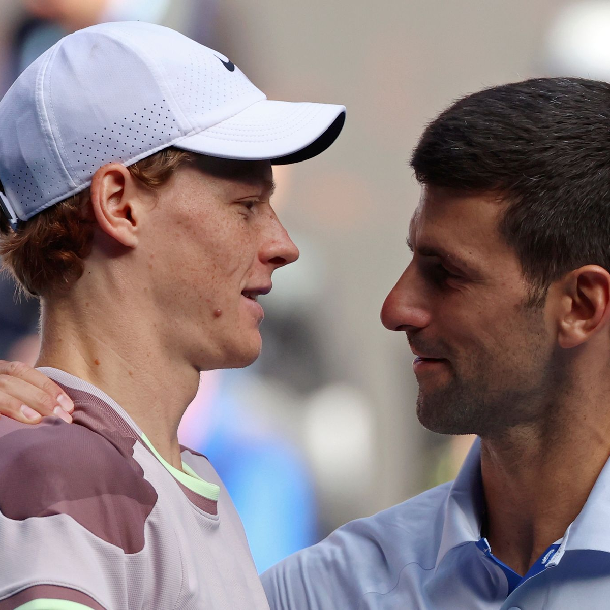 Jannik Sinner (l) wird von Novak Djokovic zu seinem Sieg beglückwünscht. - Foto: Asanka Brendon Ratnayake/AP