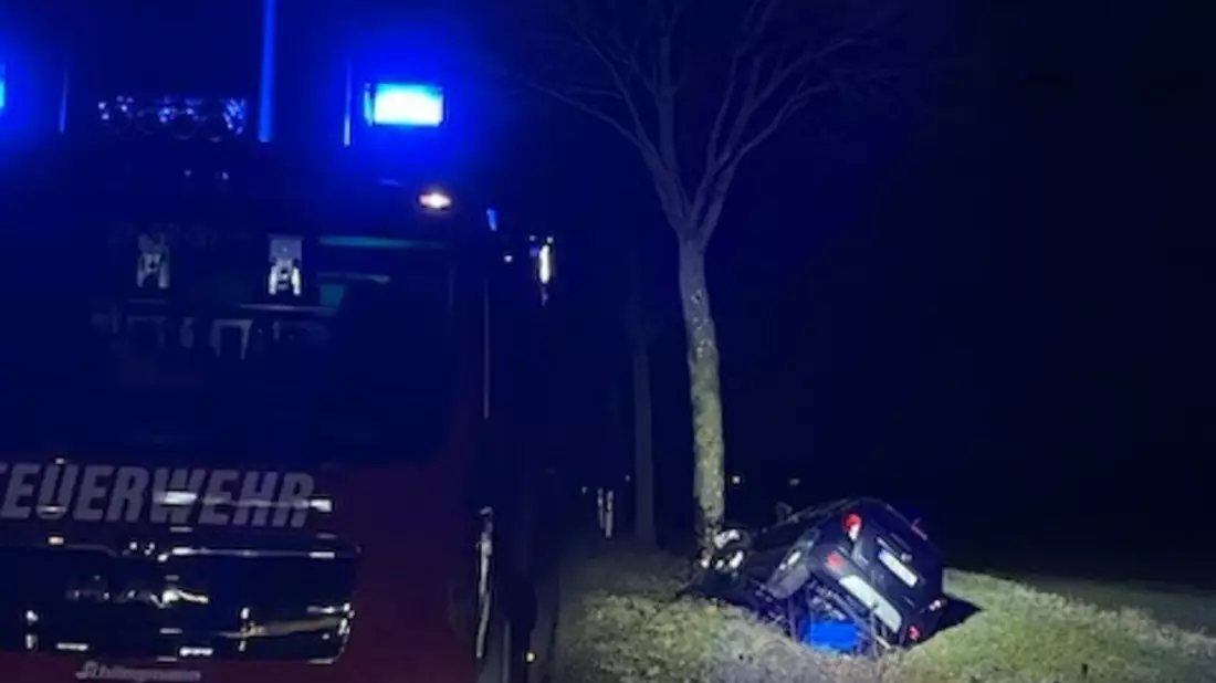 POL-HI: Pkw gegen Baum - eine Person leicht verletzt - PKW Totalschaden - Bild: presseportal.de