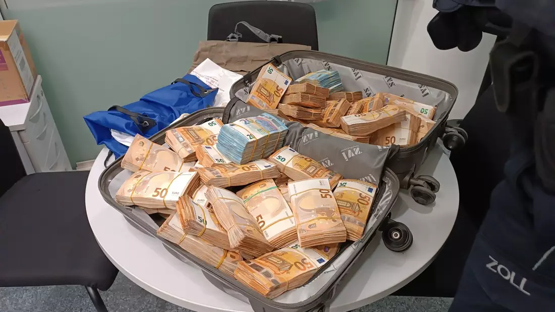 HZA-M: Zoll stellt knapp 455.000 Euro Bargeld sicher - Bild: presseportal.de