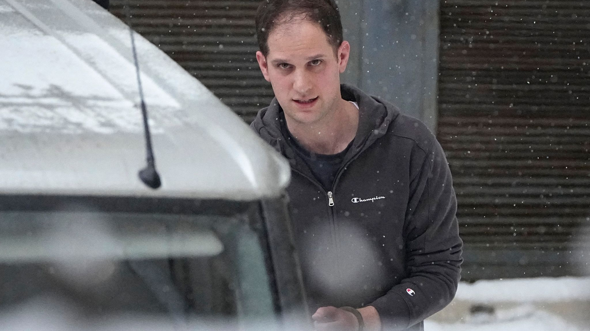 Evan Gershkovich wird aus dem Lefortowsky-Gericht eskortiert. - Foto: Alexander Zemlianichenko/AP