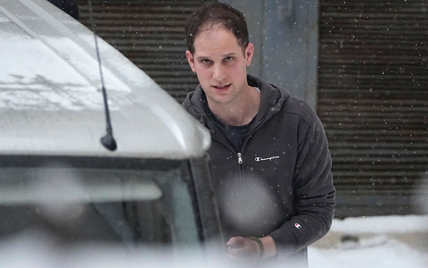 Evan Gershkovich wird aus dem Lefortowsky-Gericht eskortiert. - Foto: Alexander Zemlianichenko/AP