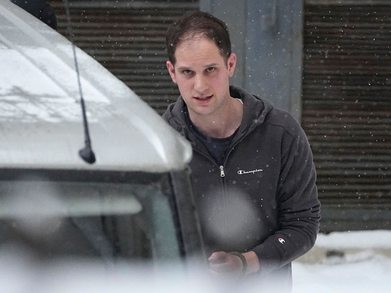 Evan Gershkovich wird aus dem Lefortowsky-Gericht eskortiert. - Foto: Alexander Zemlianichenko/AP