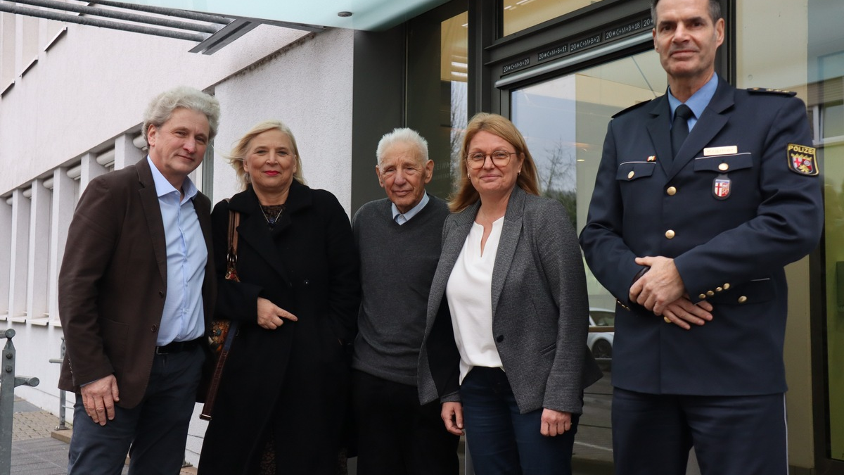 POL-PPTR: Wohlverdienter Ruhestand nach mehr als 43 Jahren Polizeidienst - Foto: presseportal.de