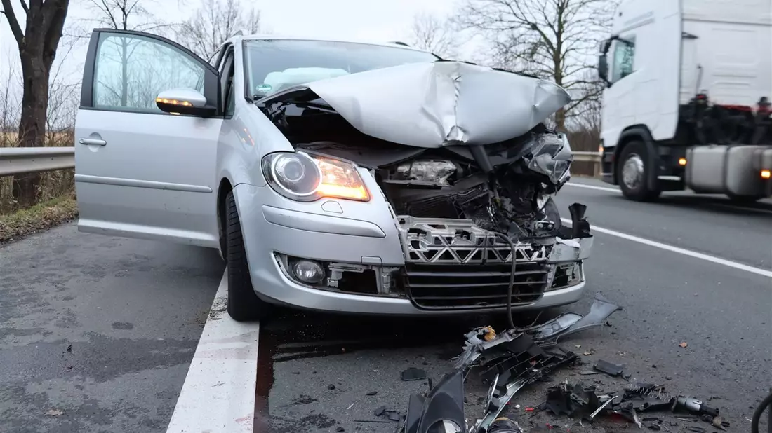 POL-HF: Verkehrsunfall im Berufsverkehr- Mehrere Fahrzeuge zusammengeschoben - Bild: presseportal.de