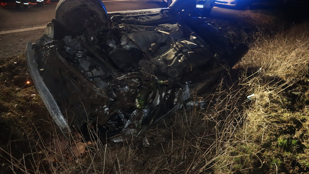 POL-HF: Tödlicher Verkehrsunfall in Vlotho- Audi-Fahrer überschlägt sich mehrfach - Foto: presseportal.de