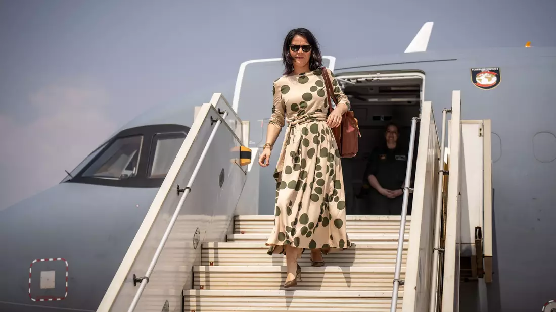 Außenministerin Annalena Baerbock kommt am Flughafen in Juba an. - Bild: Michael Kappeler/dpa