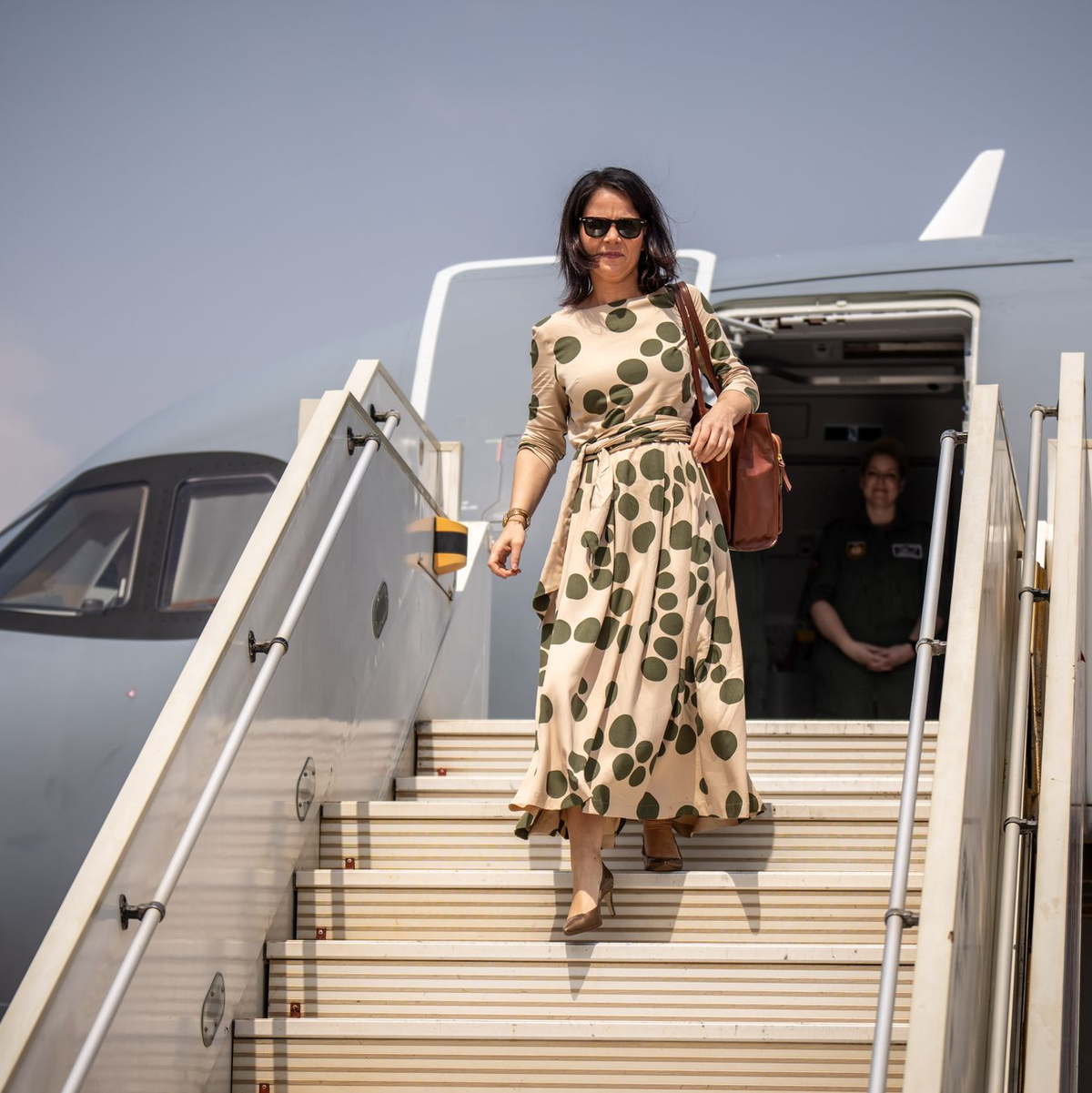 Außenministerin Annalena Baerbock kommt am Flughafen in Juba an. - Foto: Michael Kappeler/dpa