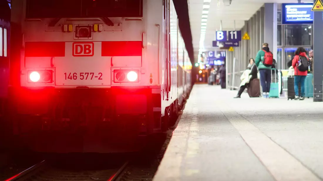 Bei Zugausfällen infolge von Streiks oder Warnstreiks können sich Fahrgäste den gesamten Ticketpreis zurückholen. - Bild: Julian Stratenschulte/dpa