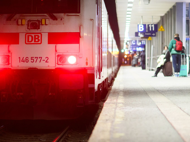 Bei Zugausfällen infolge von Streiks oder Warnstreiks können sich Fahrgäste den gesamten Ticketpreis zurückholen. - Foto: Julian Stratenschulte/dpa