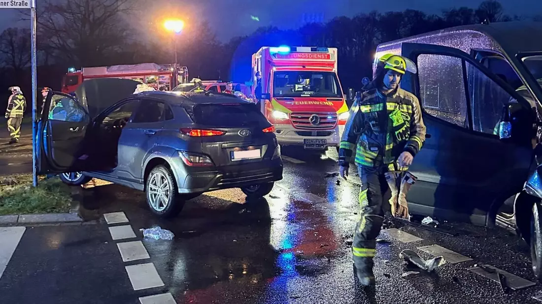 FW Hünxe: Verkehrsunfall, drei Verletzte - Bild: presseportal.de
