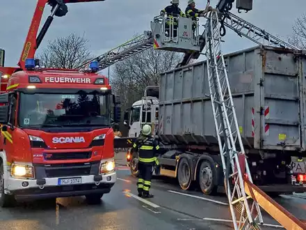 FW-M: Ladekran noch ausgefahren (Waldperlach) - Foto: presseportal.de