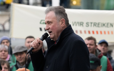 GDL-Chef Claus Weselsky nach seiner Rede vor dem Dresdner Hauptbahnhof. - Foto: Robert Michael/dpa