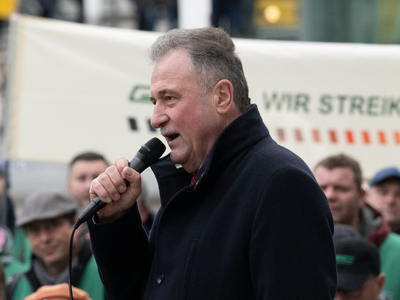 GDL-Chef Claus Weselsky nach seiner Rede vor dem Dresdner Hauptbahnhof. - Foto: Robert Michael/dpa