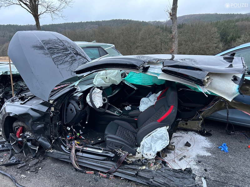 POL-PPWP: Unfall endet mit zwei Schwerverletzten - Foto: presseportal.de