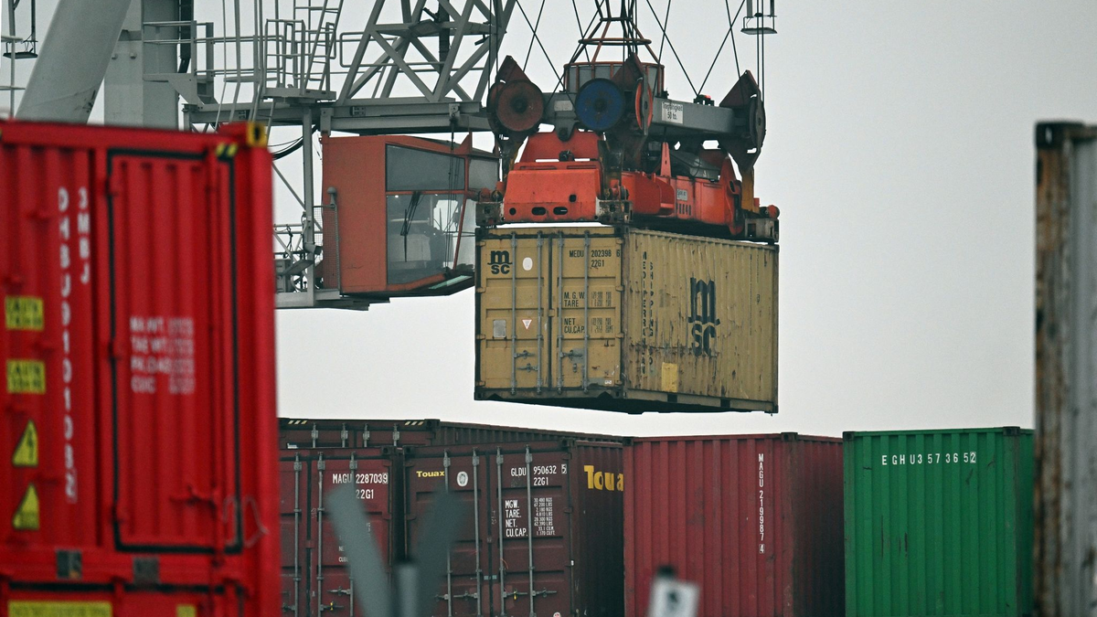 Im Duisburger Hafen werden Container verladen. - Foto: Federico Gambarini/dpa